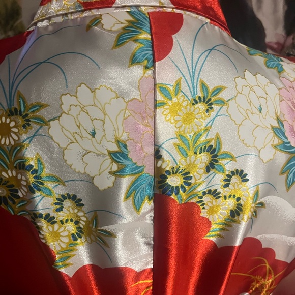 Elegant Red and White Kimono Robe - Picture 9 of 14